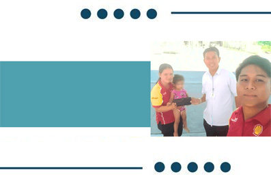 Photo of a family posing outdoors: two adults and two children, with a man in a white shirt and a woman in a red polo holding a tablet; decorative blue bars frame the image.